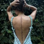 Kadın Sırt Yazı Dövme Modelleri