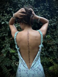 Kadın Sırt Yazı Dövme Modelleri