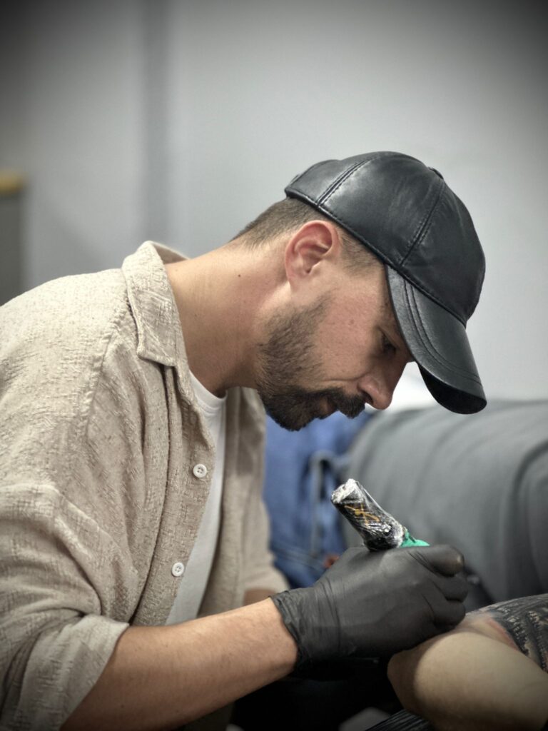 Eskişehir’de kişiye özel realistik dövme ve dövme kapatma (cover-up) çalışmaları yapan sanatçı Serdar Erdoğan